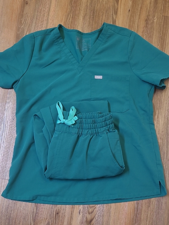 Figs Pants - Figs women,s Teal V-Neck Scrub Top and Pants used goodsize L.